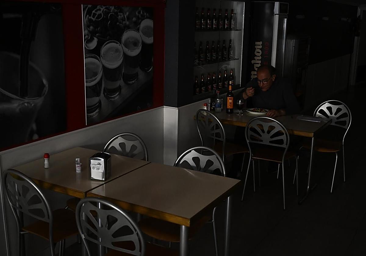 Un hombre comiendo en un restaurante durante el apagón.