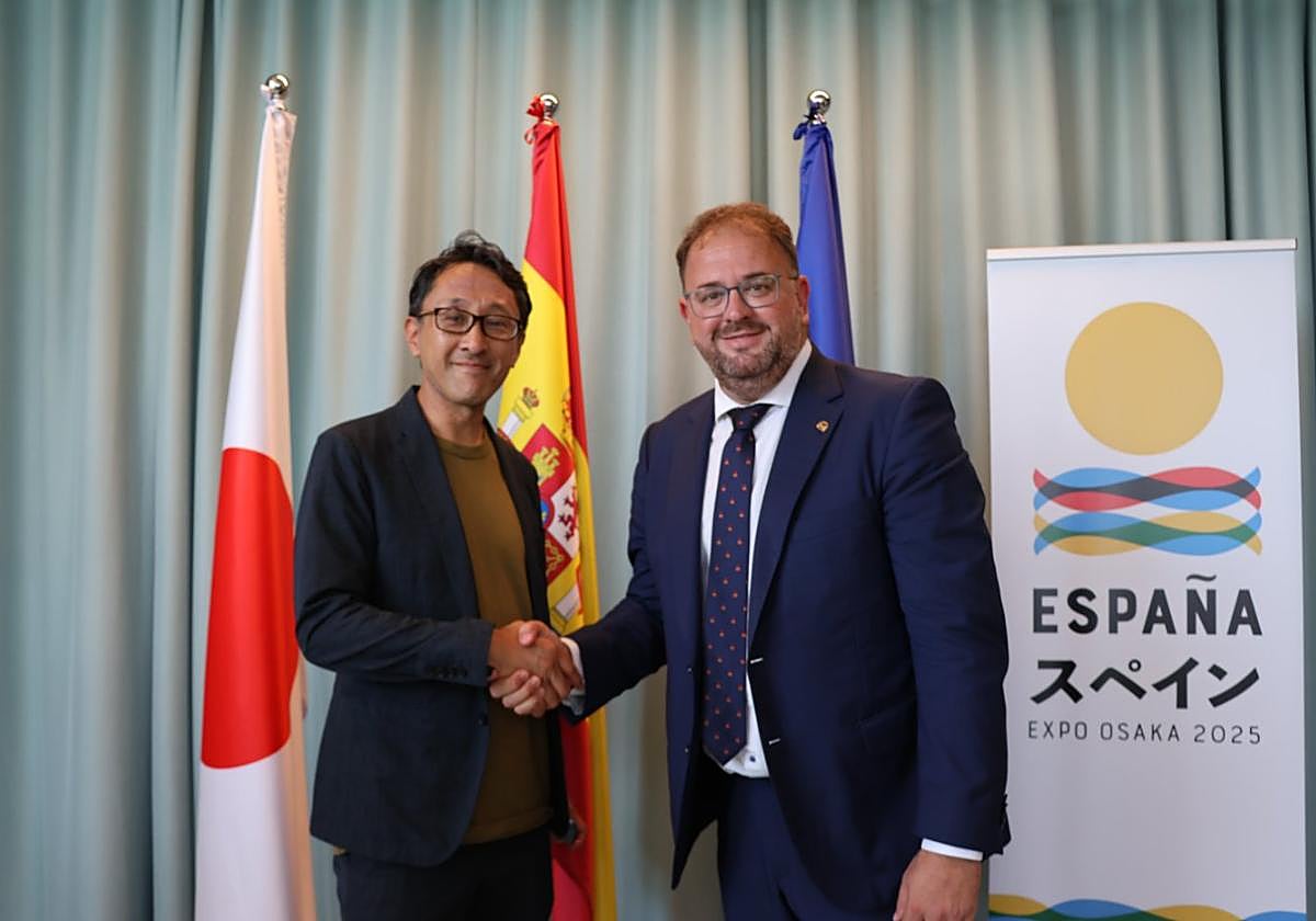El alcalde de Mérida saluda al representante de la expo de Osaka.