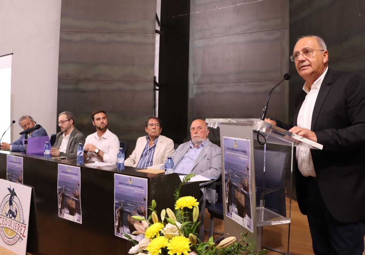 Genaro García toma la palabra en el acto del pasado viernes. En la mesa, de izquierda a derecha, Álvaro García, Rafael Morales, Raúl Gordillo (alcalde), Feliciano Correa y José Márquez.