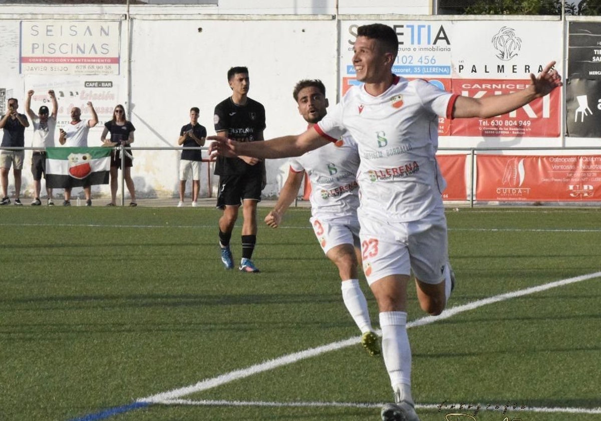Álvaro Cordero celebra su tanto de penalti ante el Lealtad.