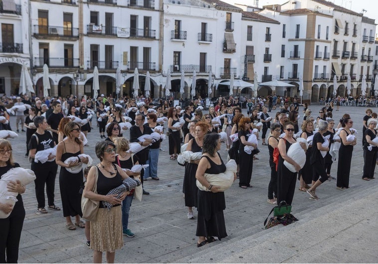 Ropa negra y sudarios blancos en Cáceres contra el asesinato de niños en la Franja de Gaza