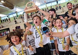 Los prebenjamines del Mérida celebrando el Campeonato de Extremadura en Cáceres.