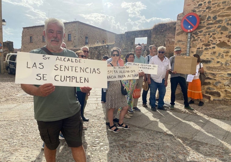 Vecinos de Cuartos del Baño reclaman antes del pleno de Cáceres una solución a su aislamiento