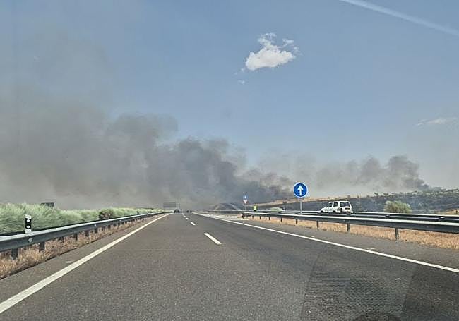 El humo del incendio en Fuente de Cantos ha afectado a la visibilidad en la autovía A-66.