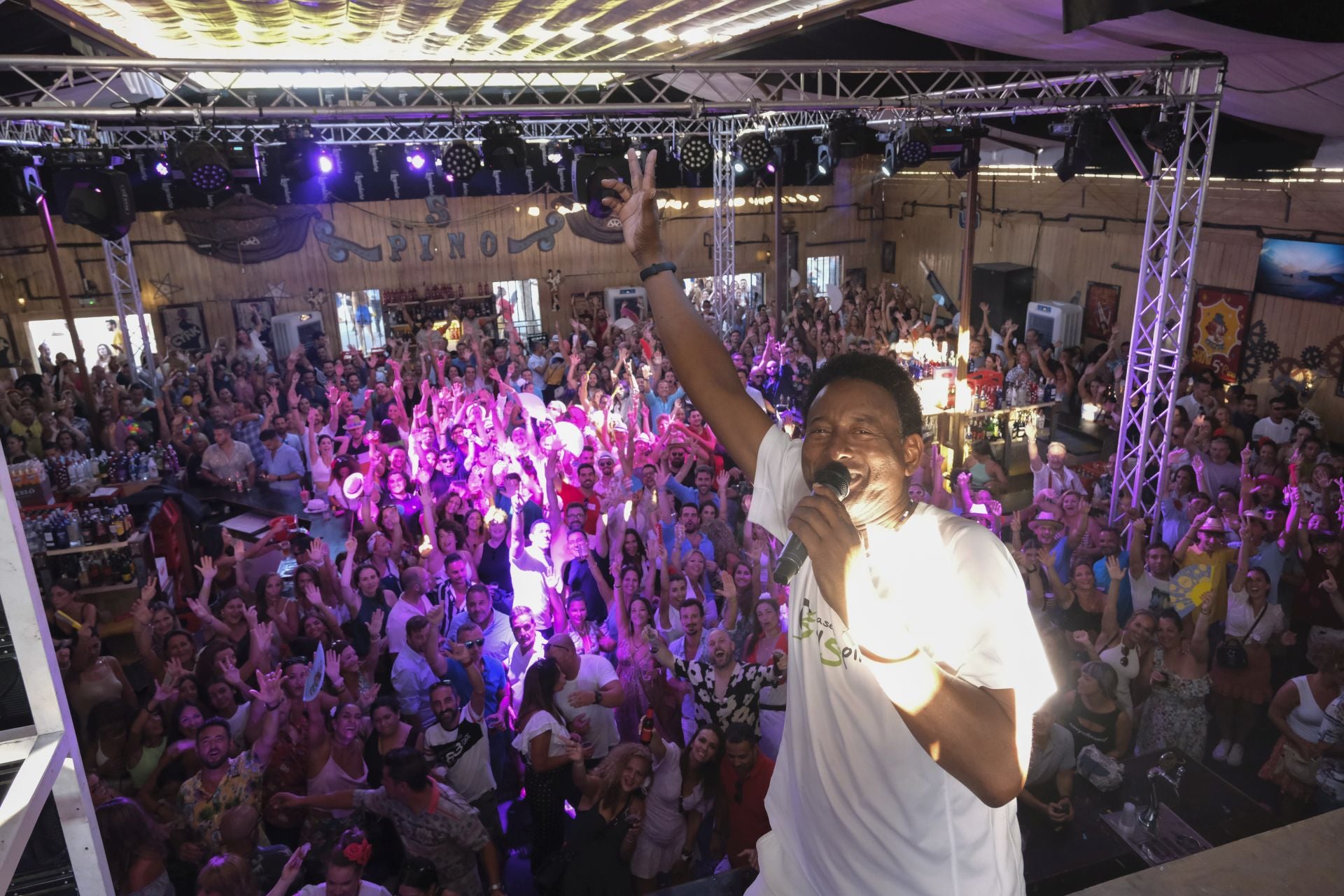 Jorge La Suerte durante uno de sus shows en El Quinto Pino