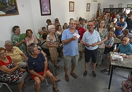 Sorteo de entradas para los toros en el centro de mayores de San Fernando.