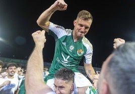 Deco es subido a hombros en la celebración del ascenso del Cacereño.