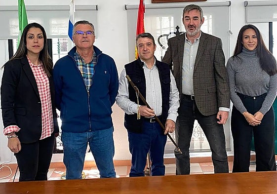 Julio Solana (PP), en el centro, con el bastón de mando, tras prosperar la moción de censura en Fuenlabrada de los Montes.