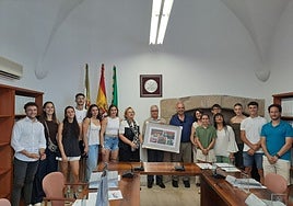 Los medallistas universitarios con las autoridades de la UEx.