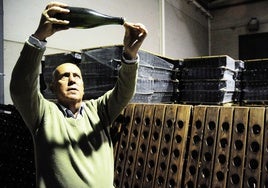 Marcelino Díaz, en su antigua bodega de Almendralejo. Uno de los precursores del cava extremeño.