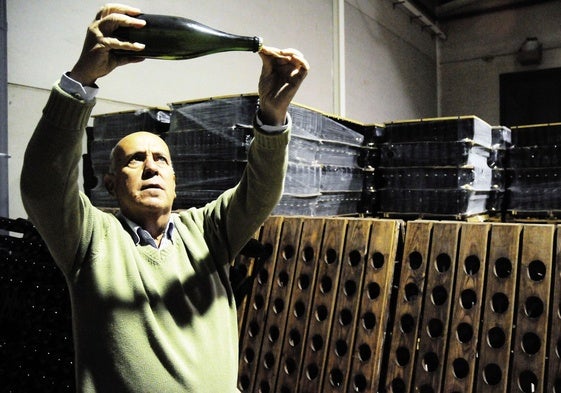 Marcelino Díaz, en su antigua bodega de Almendralejo. Uno de los precursores del cava extremeño.