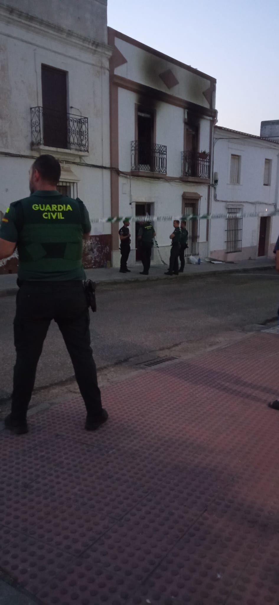 Fachada de la vivienda de Olivenza en la que se prodijo el incendio.
