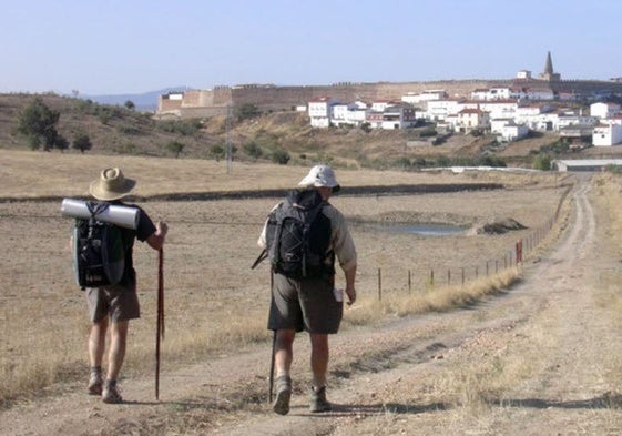 Peregrinos acercándose a Galisteo.