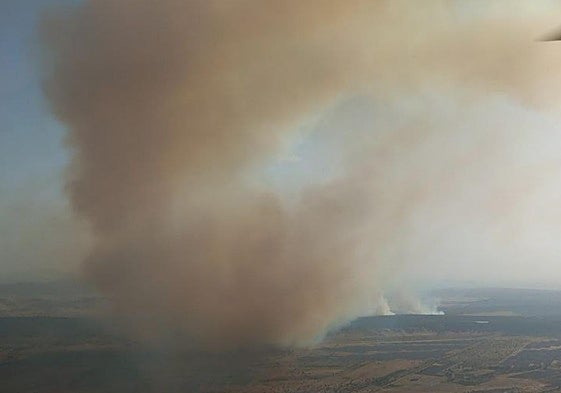 Imagen del incendio declarado este viernes en Talarrubias.