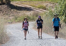 Peregrinos en la Vía de la Plata en Extremadura.