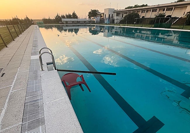 Una silla y otros materiales arrojados de madrugada al vaso principal de la piscina de Cáceres el Viejo.