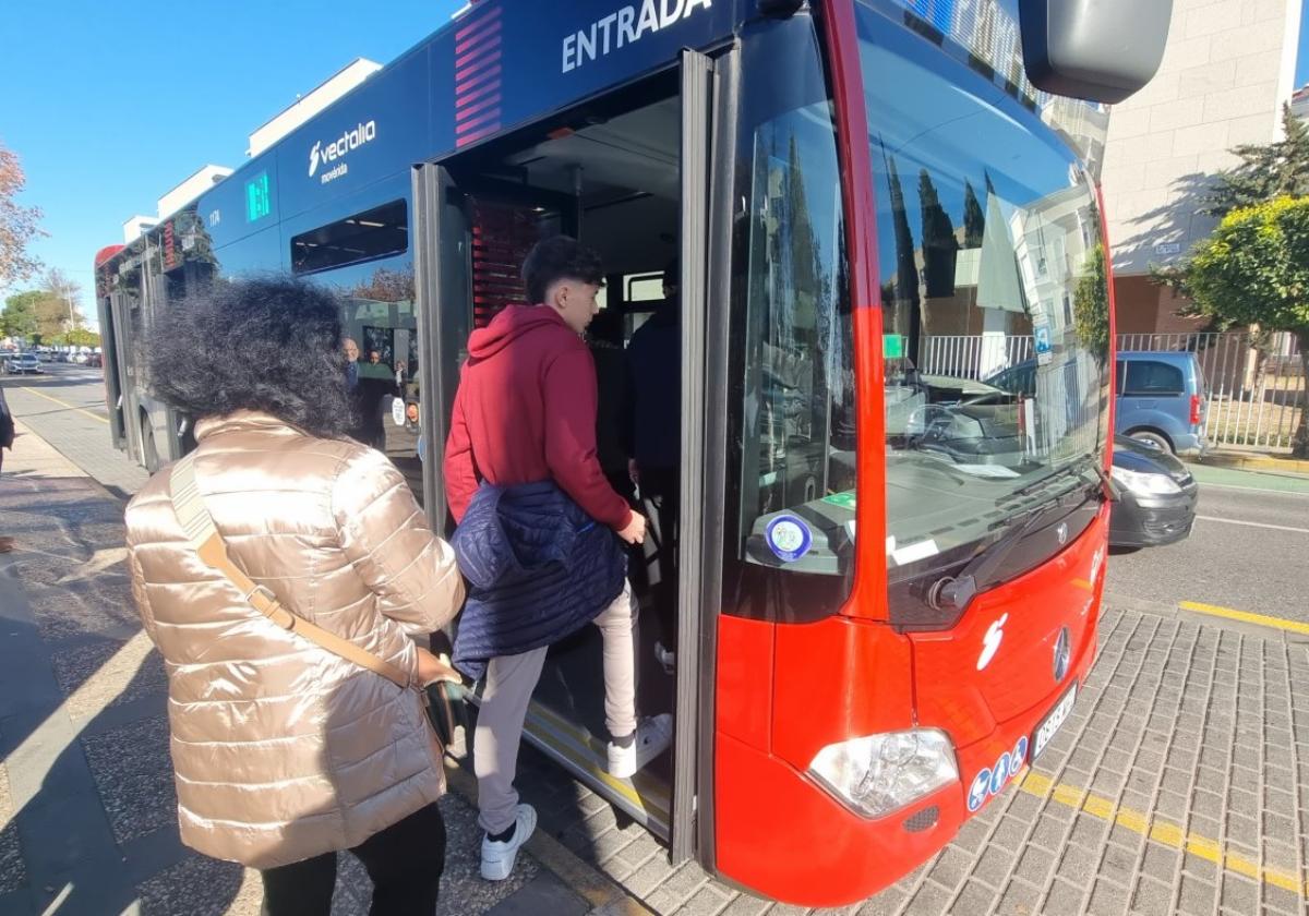 Usuarios del autobús urbano de Mérida subiendo en el Paseo de Roma.