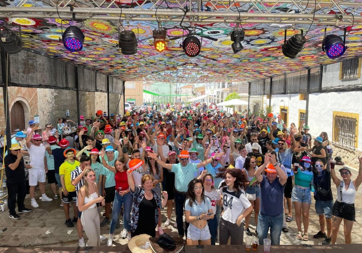 Ambiente festivo por San Juan en la plaza de Saucedilla.