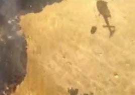 Así arroja agua un helicóptero del Plan Infoex sobre el fuego en Hornachos.