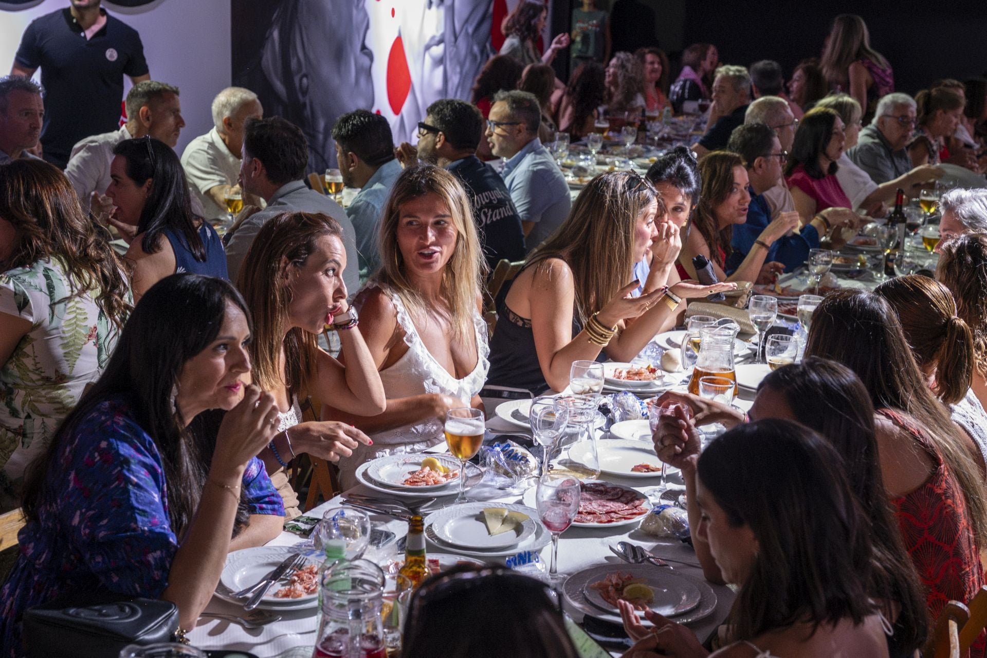 Así es el ambiente en el ferial de Badajoz a la hora de la comida