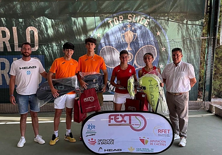 Jorge Aza y Carlota Martín con los finalistas.