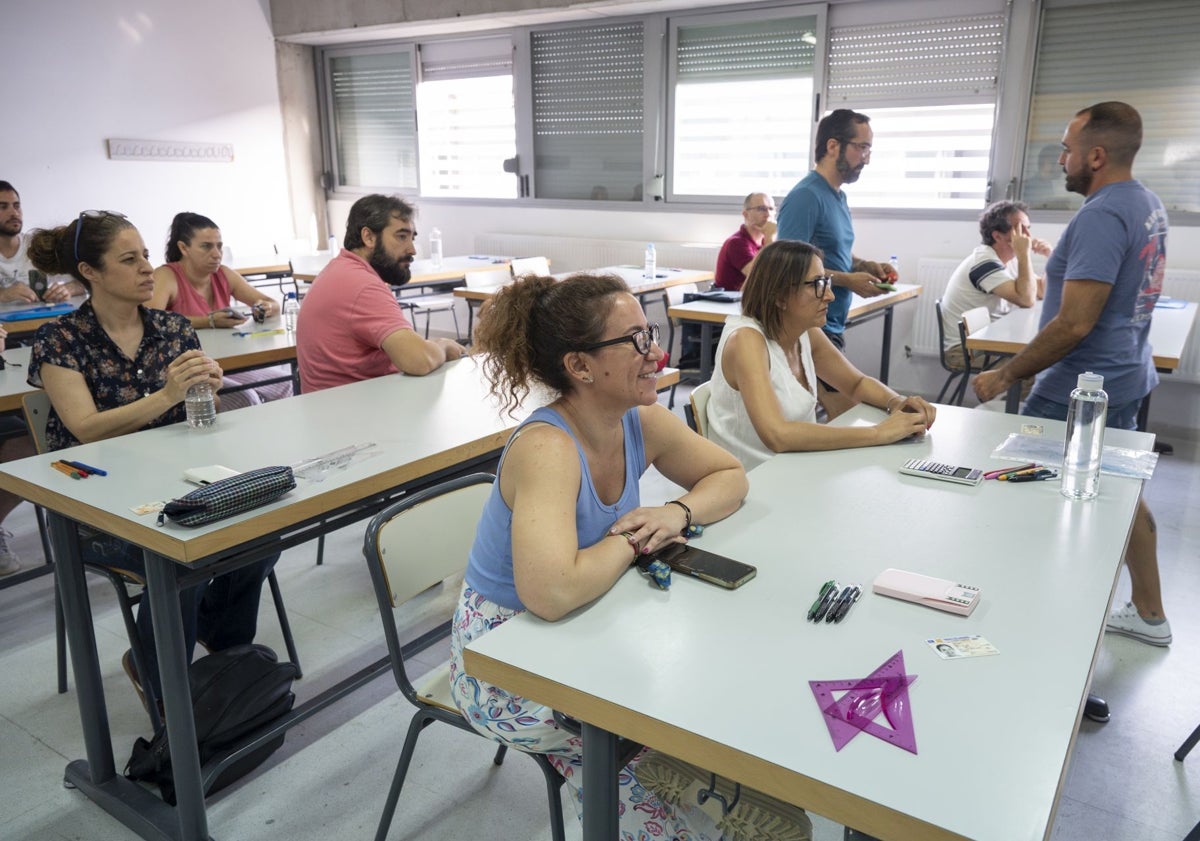 Imagen principal - Los opositores en una de las pruebas en el IES Ciudad Jardín de Badajoz. Juan Cambero controla la entrada de los vehículos al IES Universidad Laboral. Zahira Carrillo, de 23 años, antes del llamamiento a su primera oposición.