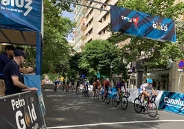 Los participantes a su paso por la línea de meta.