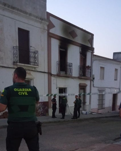 La fuerza del fuego dificultó a los bomberos encontrar a la niña fallecida en el incendio de Olivenza