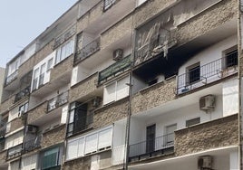 Fachada de la vivienda de Mérida en la que se ha producido el incendio en el que ha muerto una mujer de 67 años. Estado en el que ha quedado el balcón visto desde la calle Marquesa de Pinares.