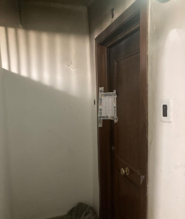 Imagen secundaria 2 - Fachada y puerta de la vivienda en Mérida que se ha visto afectada por el incendio.