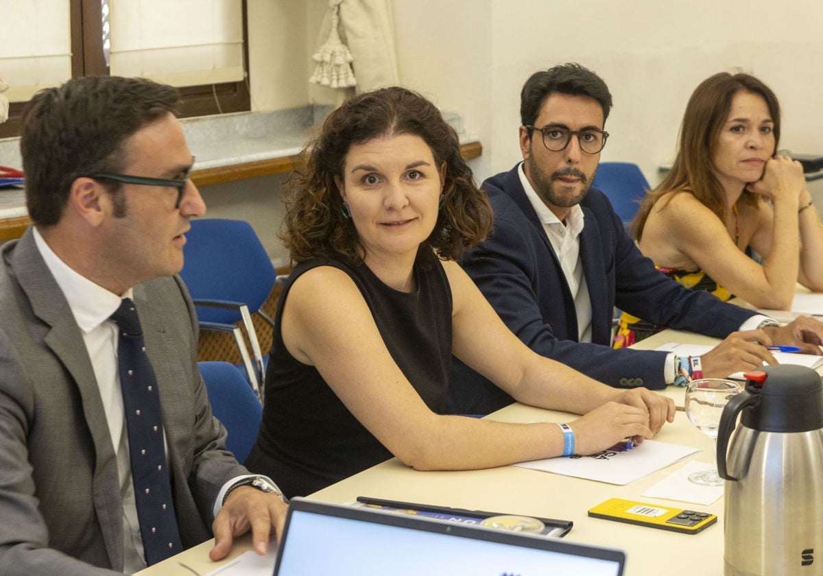 La coordinadora de Cáceres 2031, Iris Jugo (segunda por la izquierda), el miércoles en la reunión del Consorcio de la candidatura.