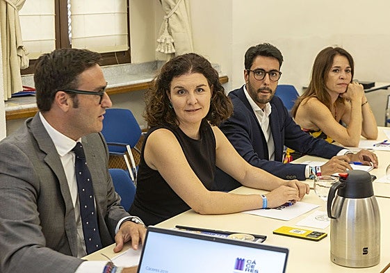 La coordinadora de Cáceres 2031, Iris Jugo (segunda por la izquierda), el miércoles en la reunión del Consorcio de la candidatura.