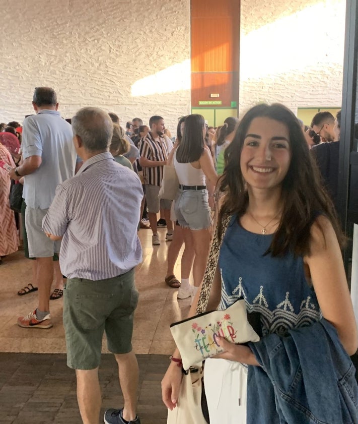 Imagen secundaria 2 - Los opositores en una de las pruebas en el IES Ciudad Jardín de Badajoz. Juan Cambero controla la entrada de los vehículos al IES Universidad Laboral. Zahira Carrillo, de 23 años, antes del llamamiento a su primera oposición.