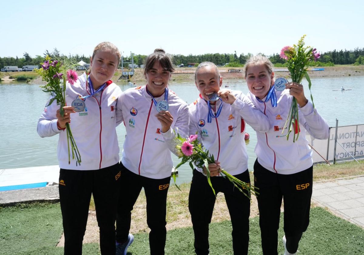 Estefanía Fernández (dcha) con sus compañeras del K4 español.