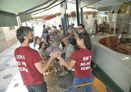 Camisetas y abanicos de la campaña 'Sin ti no hay feria'.