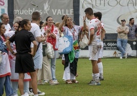 Los aficionados desplazados hasta Asturias tratand e consolar a los jugadores del Llerenense.