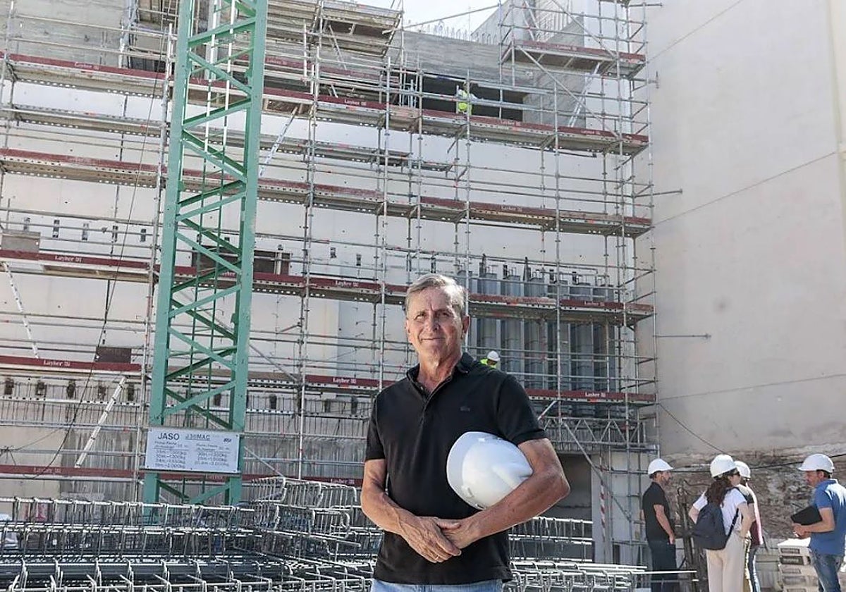 El arquitecto Emilio Tuñón posa ante la obra del almacén.