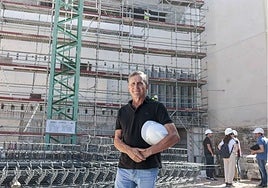 El arquitecto Emilio Tuñón posa ante la obra del almacén.