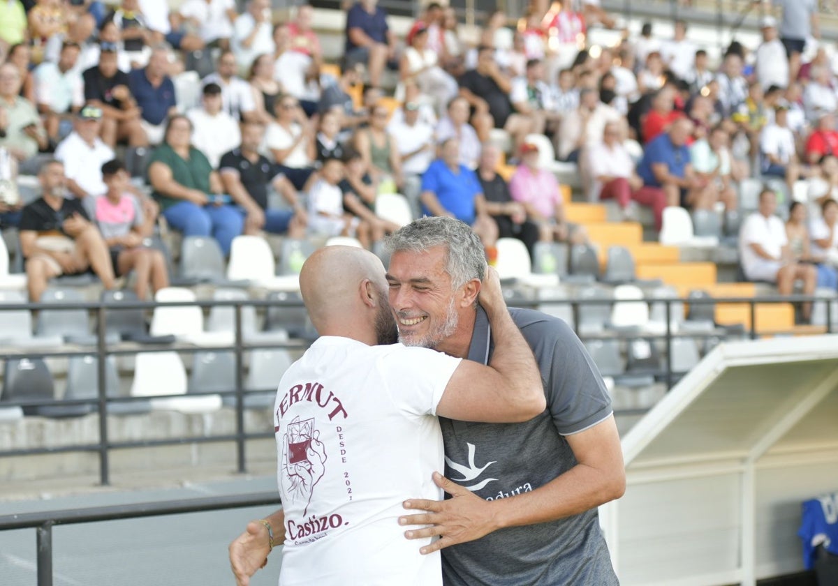 Juan Marrero se abraza a Luis Oliver Sierra en el amistoso Badajoz-Don Benito en el Nuevo Vivero del verano pasado.