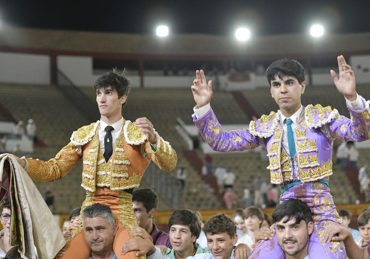 Sergio Sánchez y 'El Mella' salen a hombros de la Plaza de Toros de Badajoz.