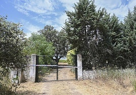 La puerta de acceso a la finca fue precintada por la Policía Nacional.