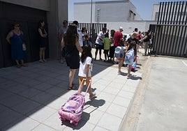 Varios padres y niños a las puertas del colegio de Cerro Gordo de Badajoz.