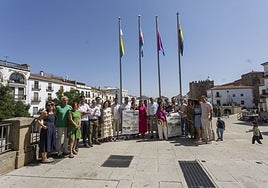 Acto de izado de las banderas con motivo del Orgullo LGTBI la semana pasada.