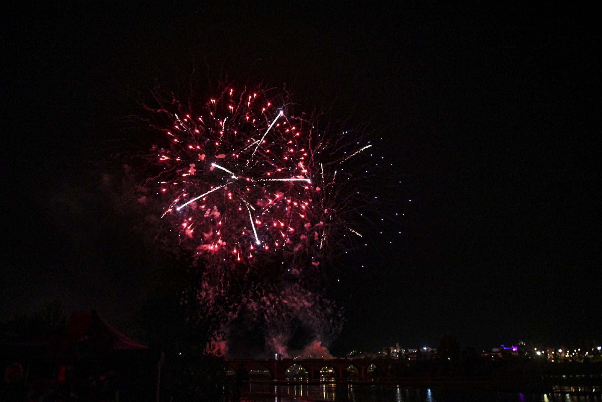 Así fueron los fuegos artificiales de la Feria de San Juan de Badajoz