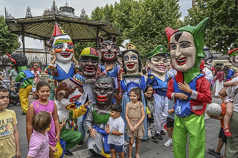 Desfile de cabezudos por el día de San Juan .