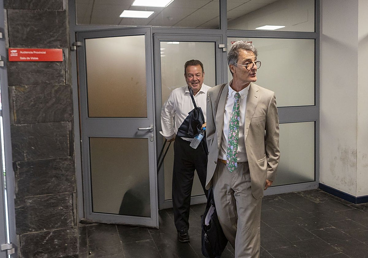 Emilio Cortés y Ángel Luis Aparicio, abogados de la acusación particular y del acusado respectivamente este martes a la salida de la vista previa celebrada en la Audiencia Provincial de Cáceres.