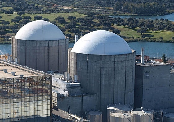 La central debe apagar un reactor en noviembre del año 2027 y el otro un año después.