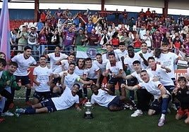 Los jugadores del Extremadura celebran el campeonato de Tercera con sus aficionados.