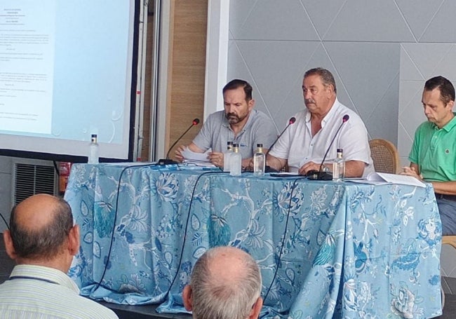 Isidro Hurtado, en el centro, en la asamblea de este martes.