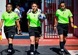Melissa López Osorio junto a sus asistentes Flor Blanco y Alicia Galán, en el partido Azuaga-Aceuchal de 2021.
